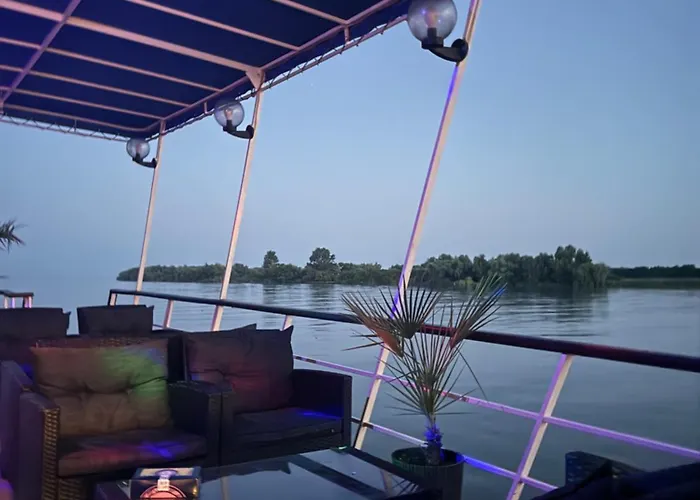 Úszó hotel Plutitor Egreta1